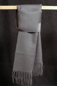 écharpe gris foncé